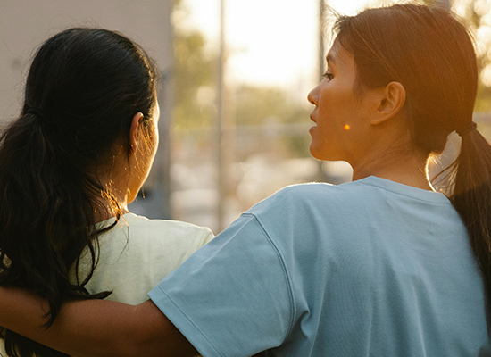 2 girls talking